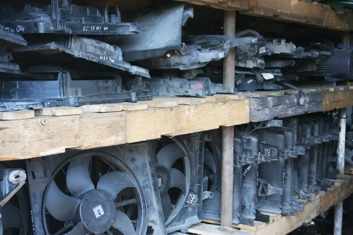Regál s ventilátory chladičů a plastovými díly