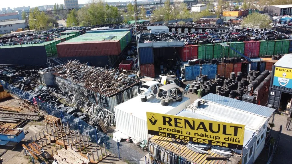 Areál vrakoviště Renault s uskladněnými vozy a díly
