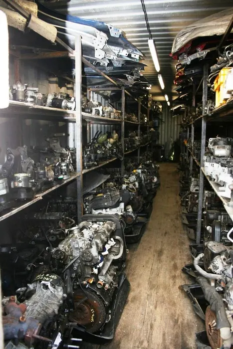 Ulička skladu s motory a mechanickými díly